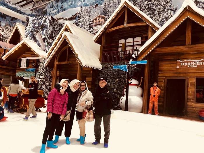 liburan keluarga ke trans snow world