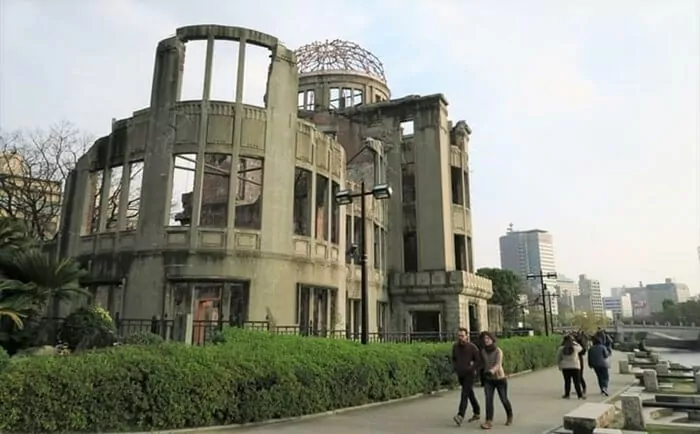 Hiroshima Peace Memorial Park merupakan sebuah tempat wisata di jepang yang dikhusukan untuk mengenang tragedi bom atom yang mengguncang kota Hiroshima pada tahun 1945. 