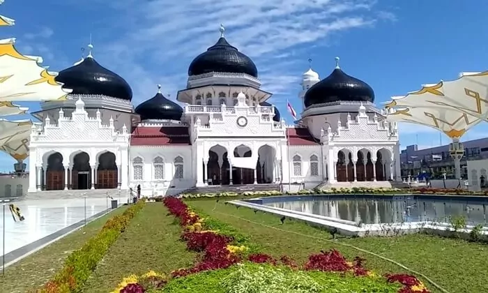 Tempat wisata Aceh, berupa Masjid besar ini memiliki interior dan eksterior yang memiliki gaya Kesultanan Turki Ustamani yang sangat khas.