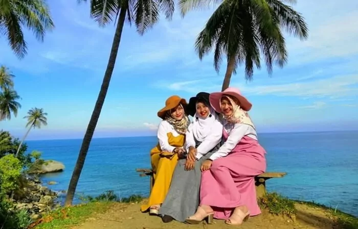 Tempat wisata Aceh Sabang merupakan Pulau paling ujung Indonesia ini juga merupakan kota dengan keindahan pantai yang masih bersih dan alami.