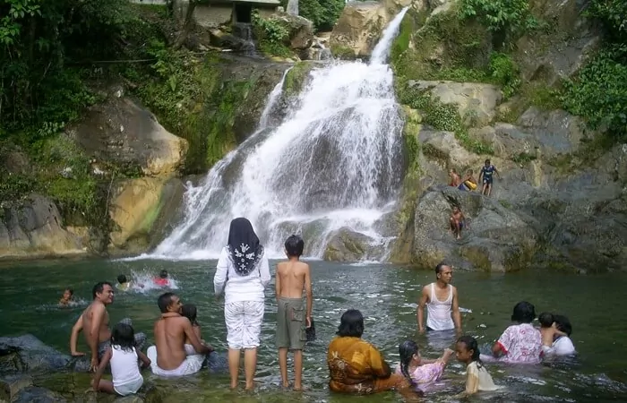Disekeliling air terjun juga dipenuhi bebatuan besar, yang bisa digunakan pengunjung tempat wisata Aceh ini untuk duduk-duduk santai sambil menikmati percikan air terjun yang segar.