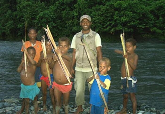 mewariskans ejaran kebudayaanm elalui mengajarkan berburu pada anak anak sukus ekitar danau rombebai