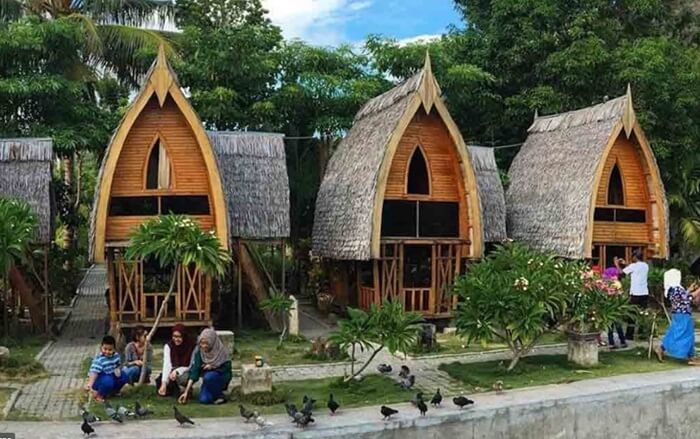 pesantren di desa adat Bubohu selain bangunan yang menyatud neganalam, kurikulum pun didesain untuk mendekatkan santri dengan alam