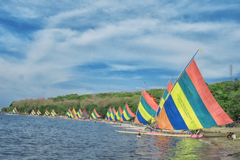 Deretan Perahu Layar Mirip Suasana Di Bali