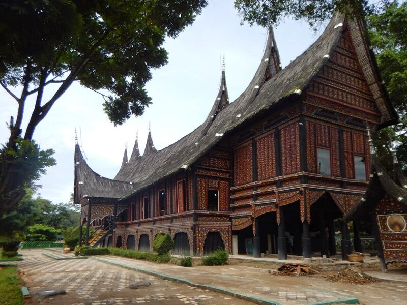 Rumah Adat Baanjuang Di Area Taman Margasatwa Dan Budaya Kinantan