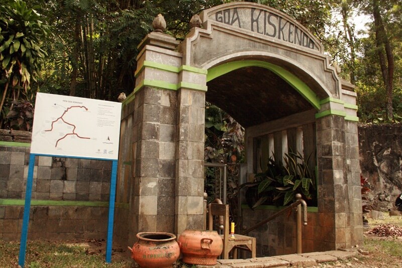 Gerbang Menuju Goa Kiskendo