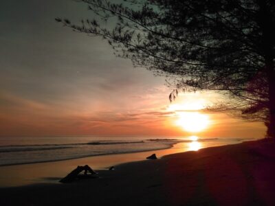 Menyambut Matahari Tengelam di Pantai Pasir Jambak