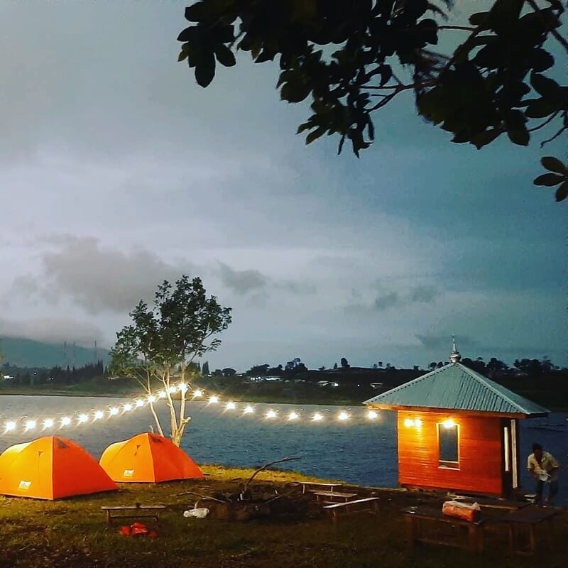 camping di pinggir danau