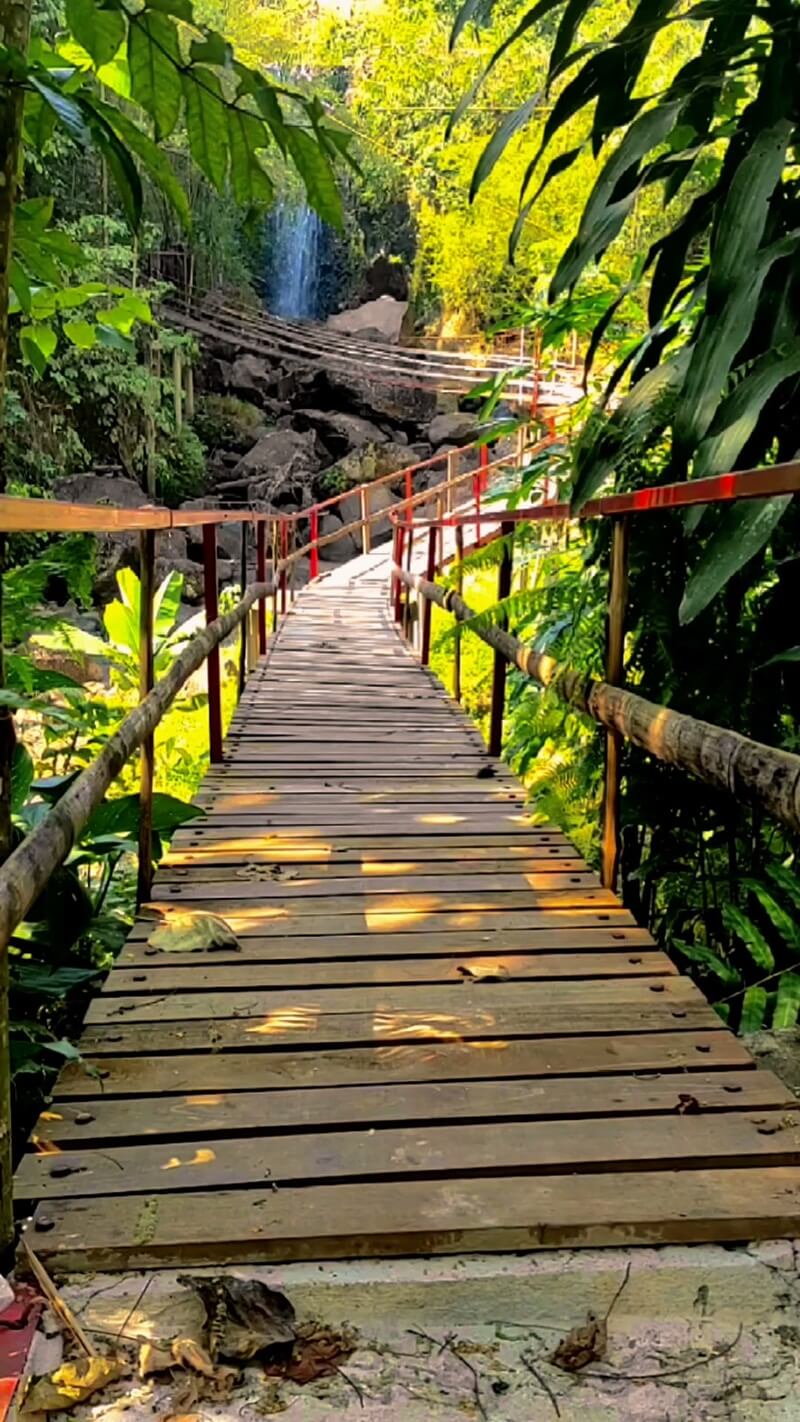 jembatan bambu menuju curug gending asmoro