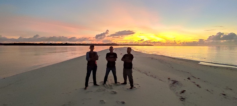 foto bareng sunset di pantai ngurtafur