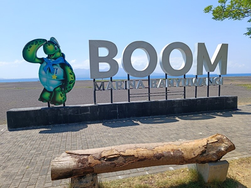 landmark pantai boom marina banyuwangi