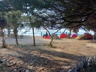 camping di tepi pantai