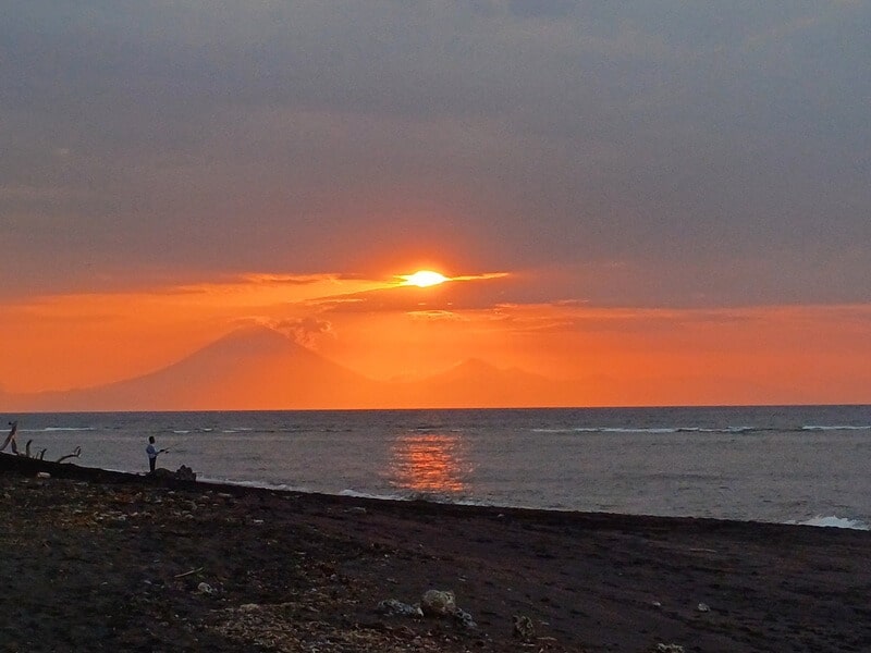 sunset di pantai tebing lombok