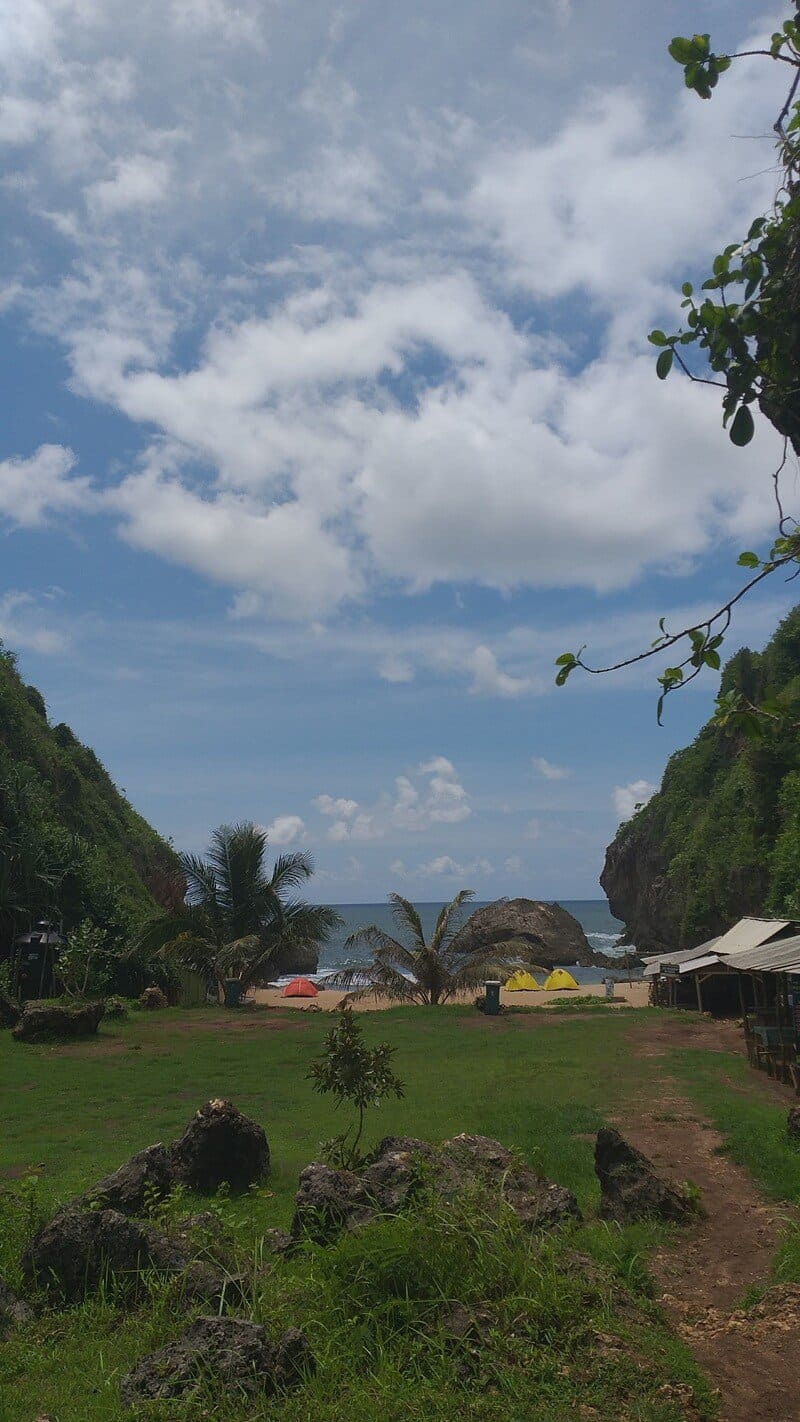 Camping di Pantai Wohkudu