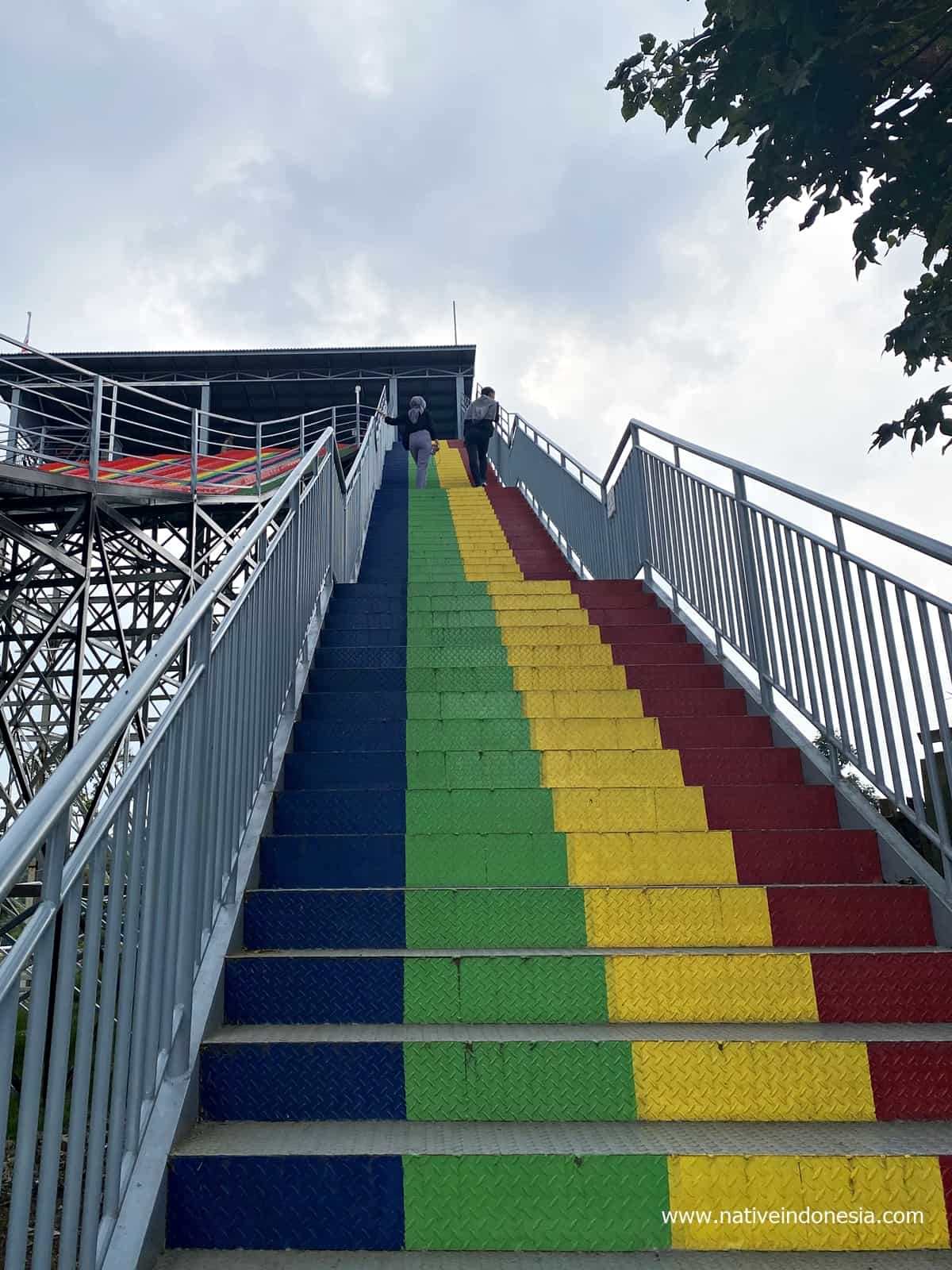 tangga naik ke platform rainbow slide