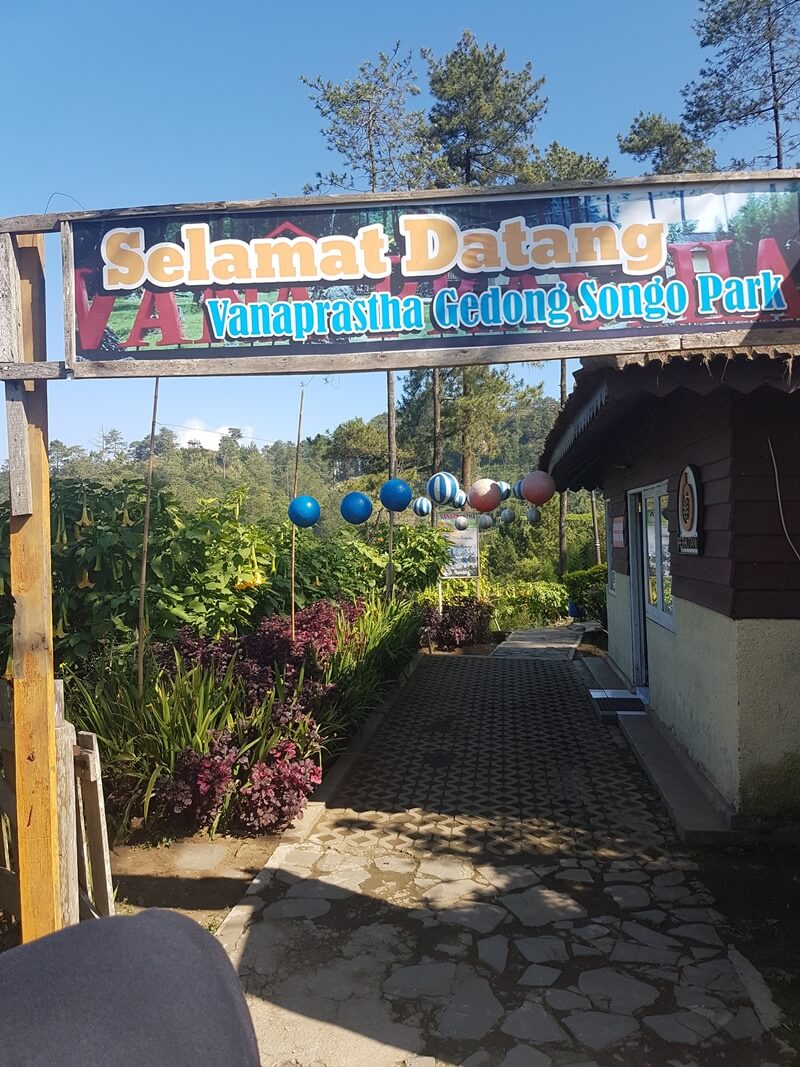 gerbang menuju vanaprastha gedong songo