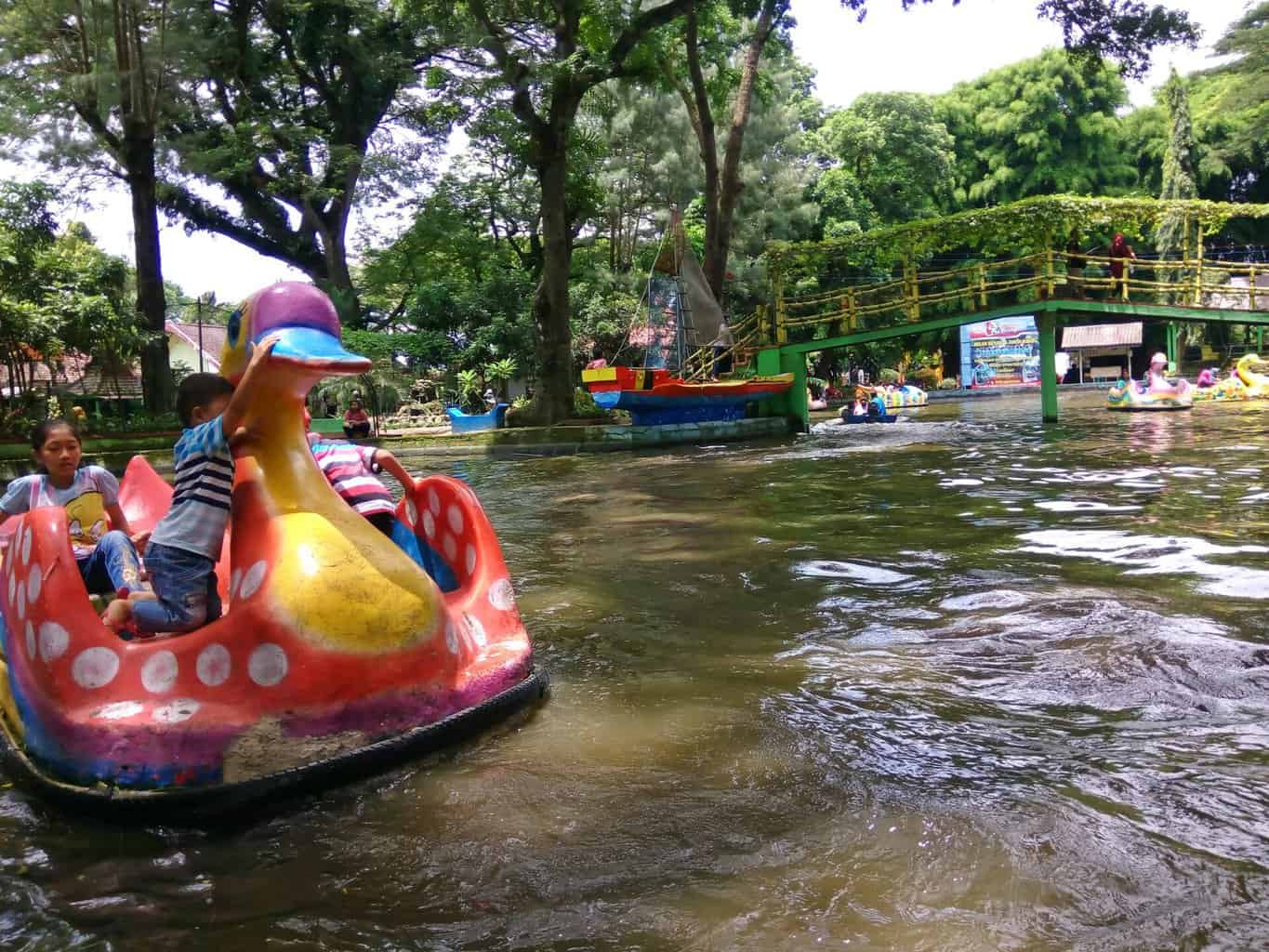 perahu bebek taman wisata pagora
