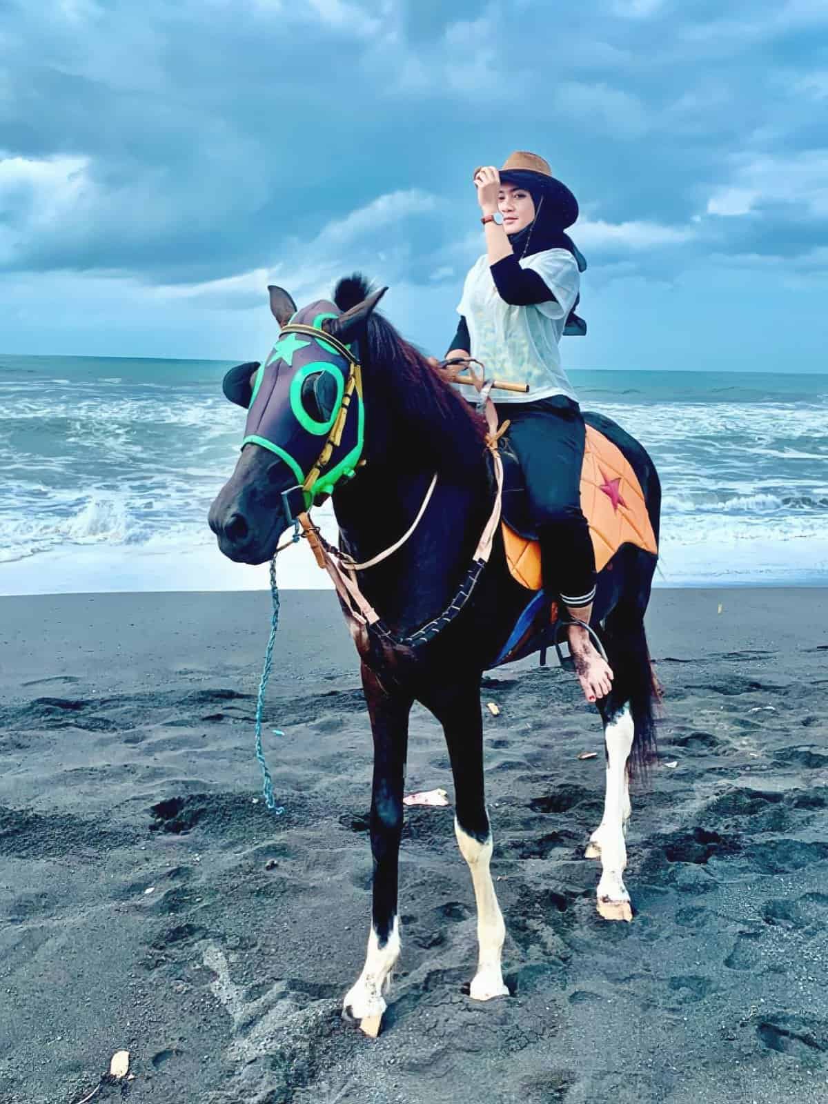 naik kuda di pantai watu pecak