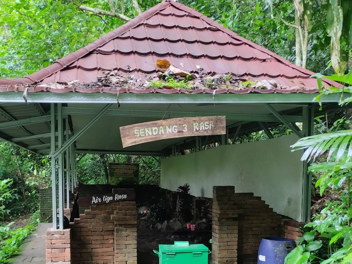 Air Tiga Rasa Rejenu, Wisata Religi Plus Mencoba Air Berkhasiat di