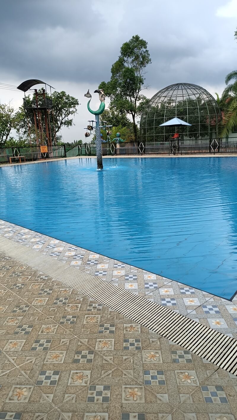 kolam renang sanggaluri park