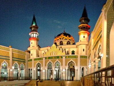 masjid agun tuban di malam hari
