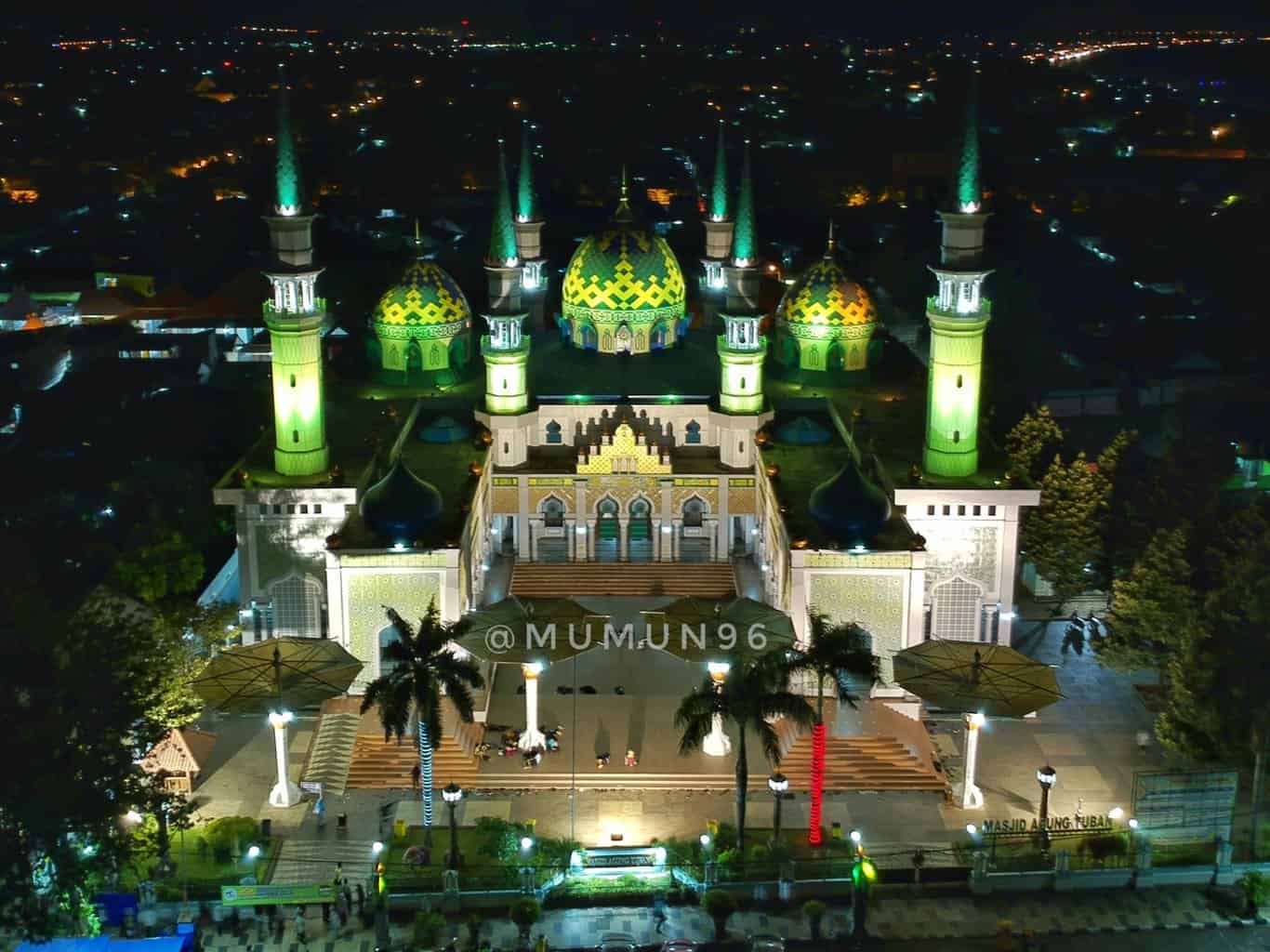 masjid agung tuban pada malam hari