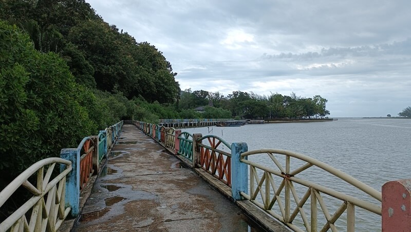 jembatan menuju pantai ayah