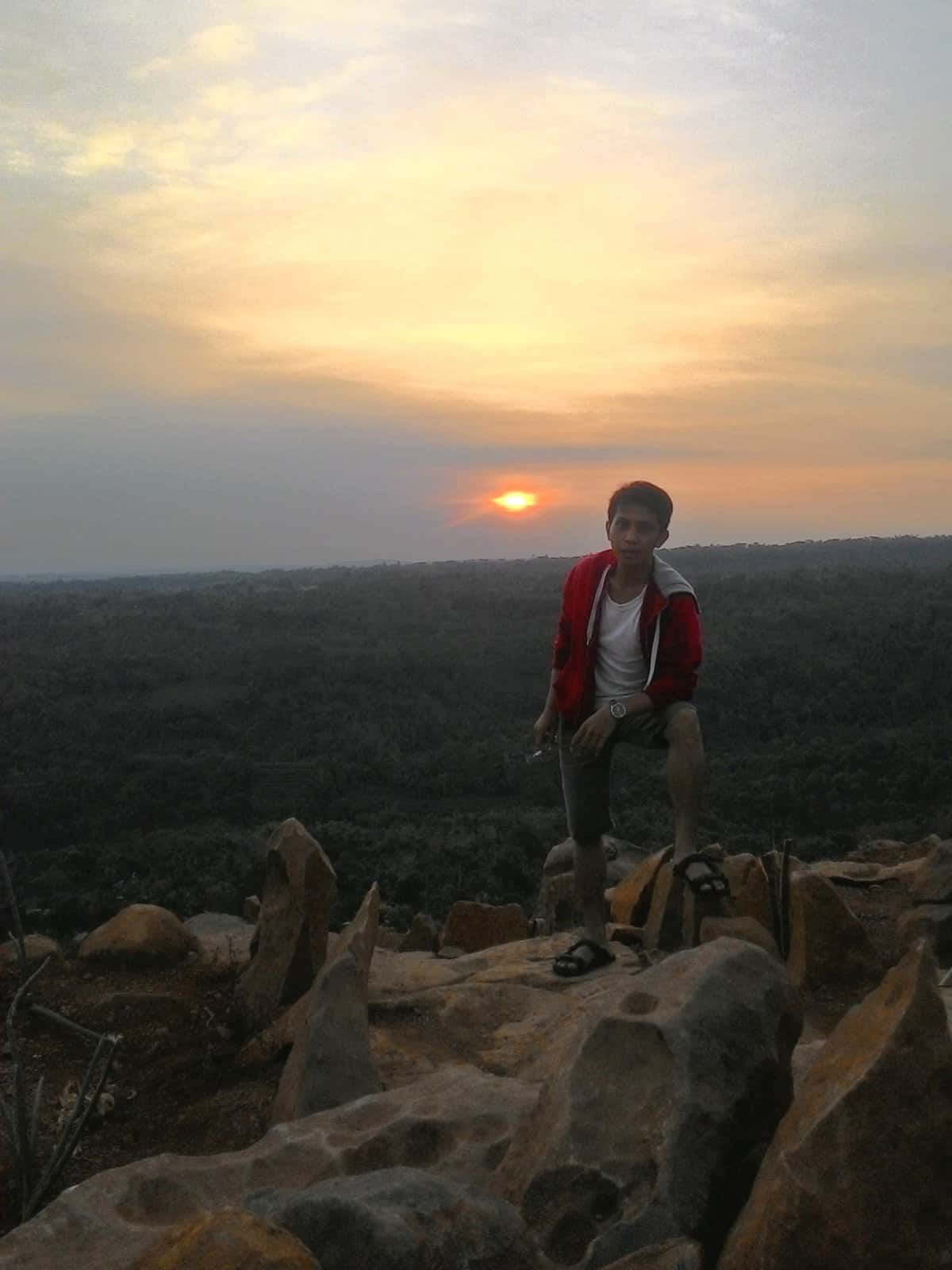 sunset di bukit watu songgong