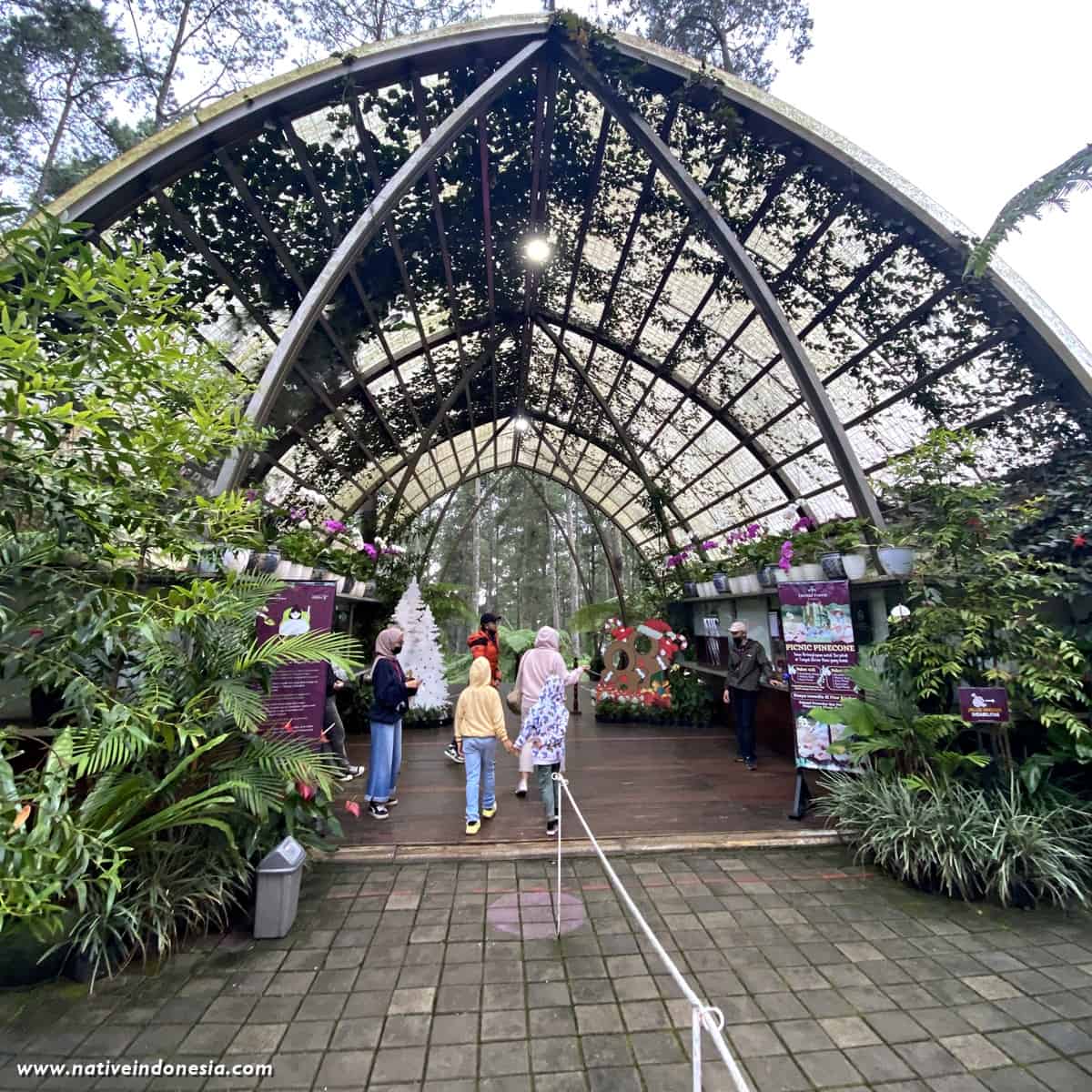 gerbang pembelian tiket di orchid forest lembang