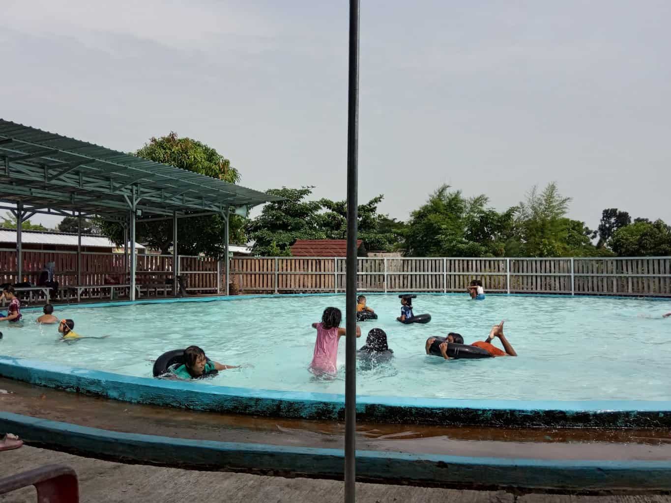 kolam renang di wisata taman cengkok asri