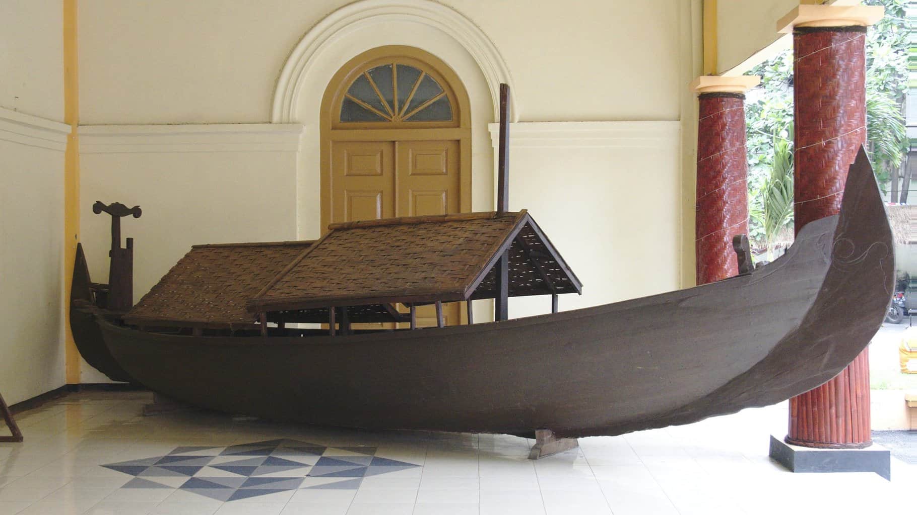 perahu nampan di museum probolinggo