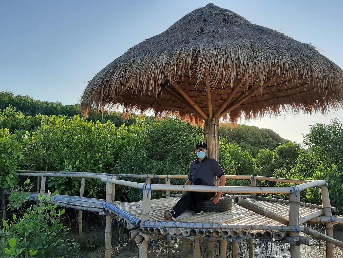 fasilitas gazebo di wisata mangrove kedatim