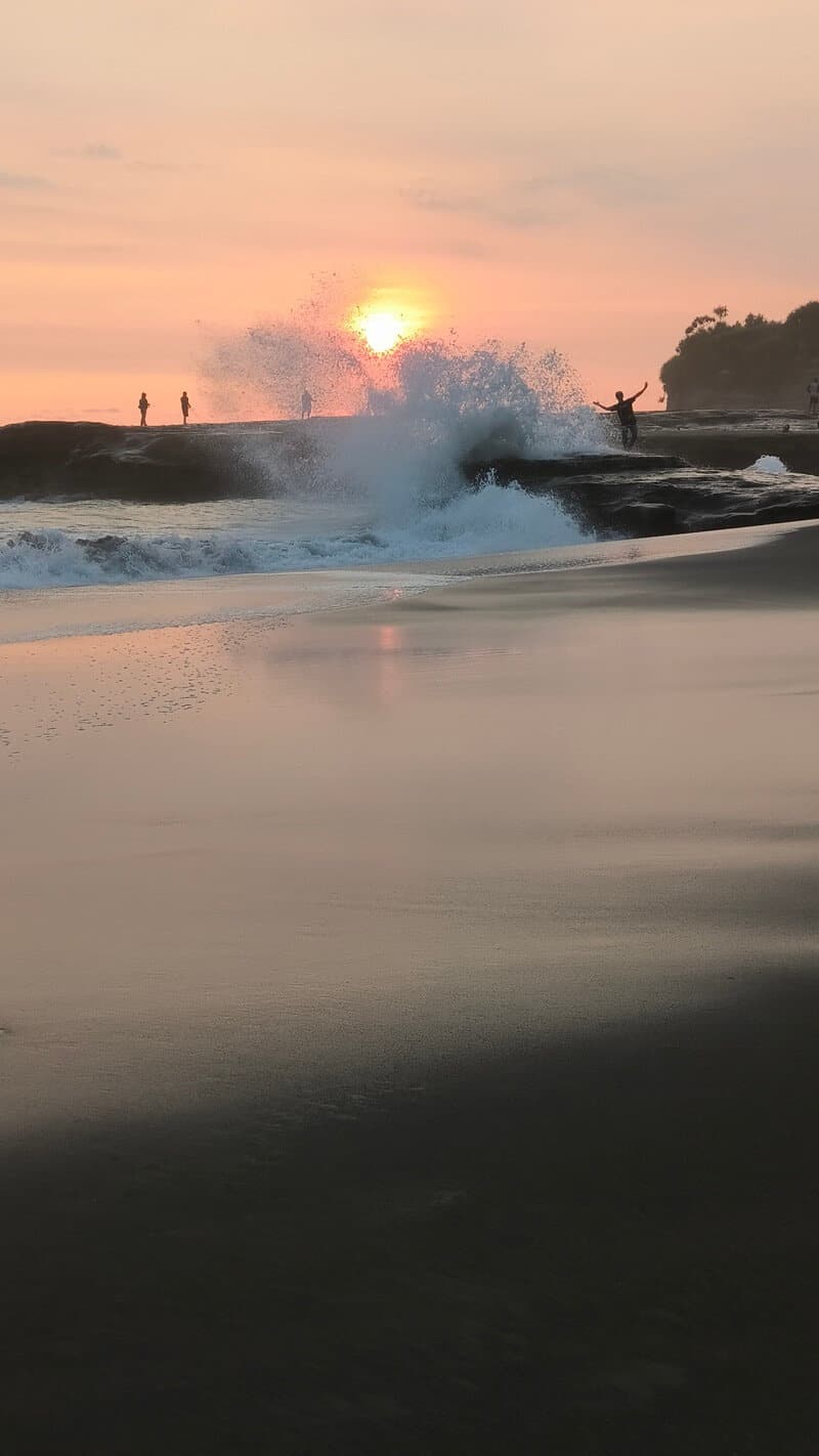 sunset di Pantai Citanggeuleuk
