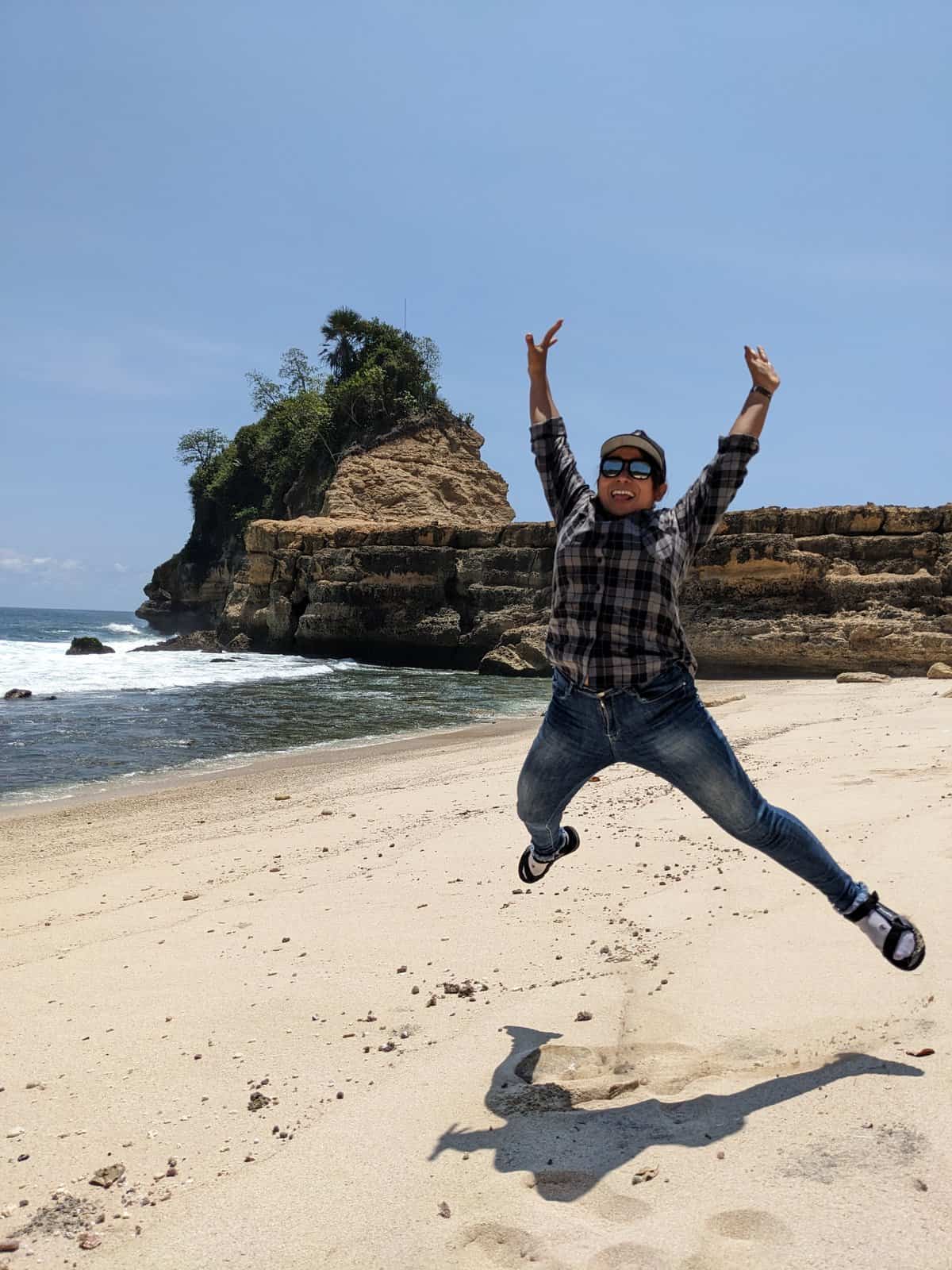 Desa Pathok Pemandangan Ombak Memecah Tebing di Pantai Pathok Gebang Tulungagung ...