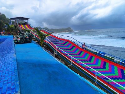 rainbow slide tepi laut