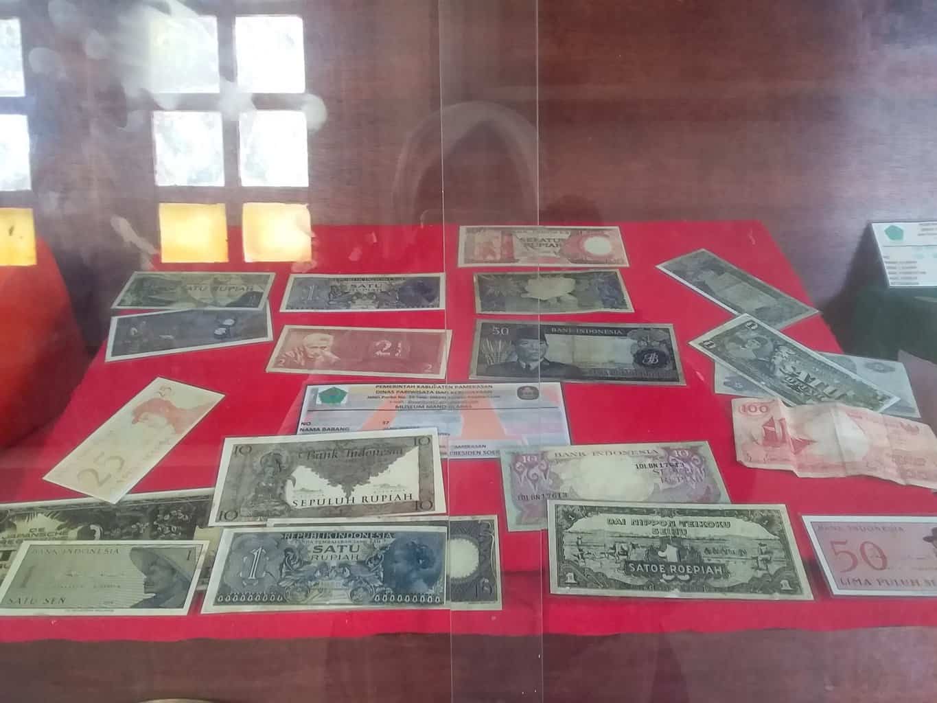 koleksi uang kuno museum mandhilaras