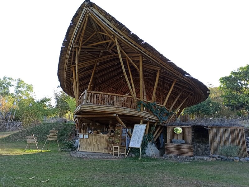 bangunan yang terbuat dari bambu