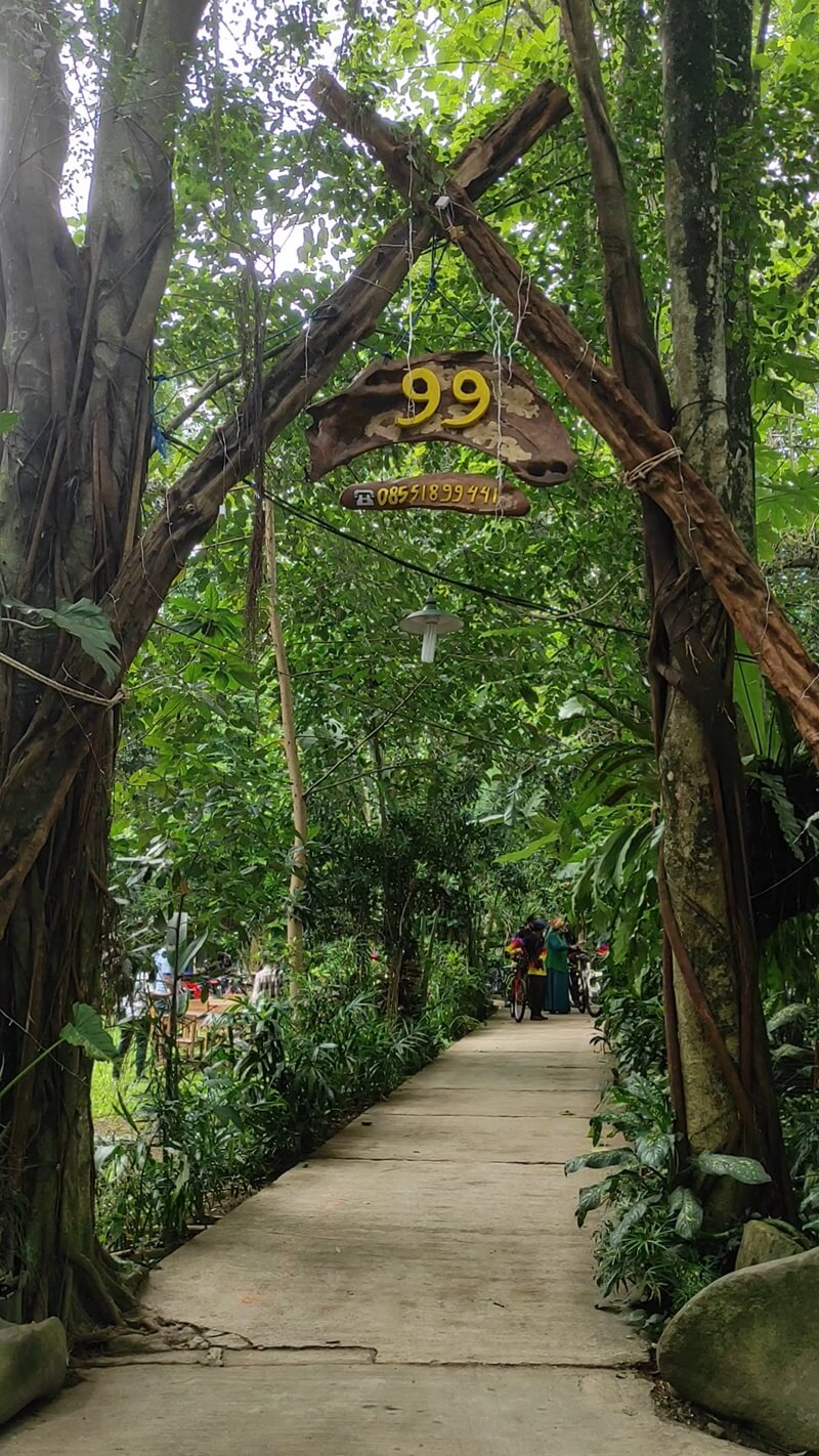 pintu masuk kampung 99 pepohonan