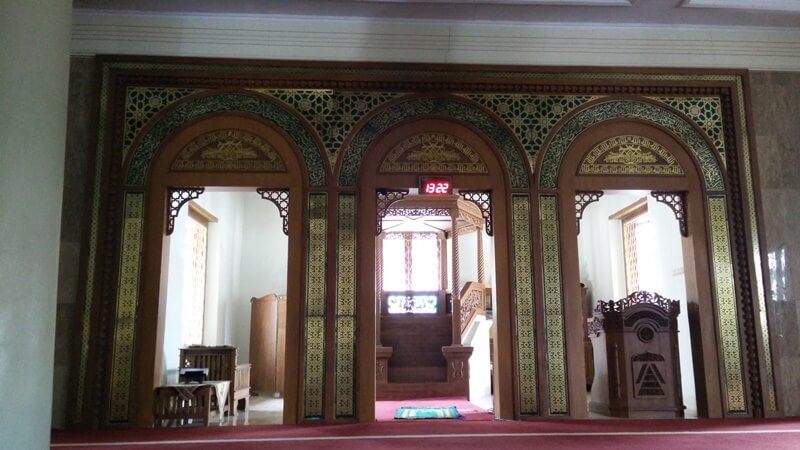 area dalam masjid agung manonjaya