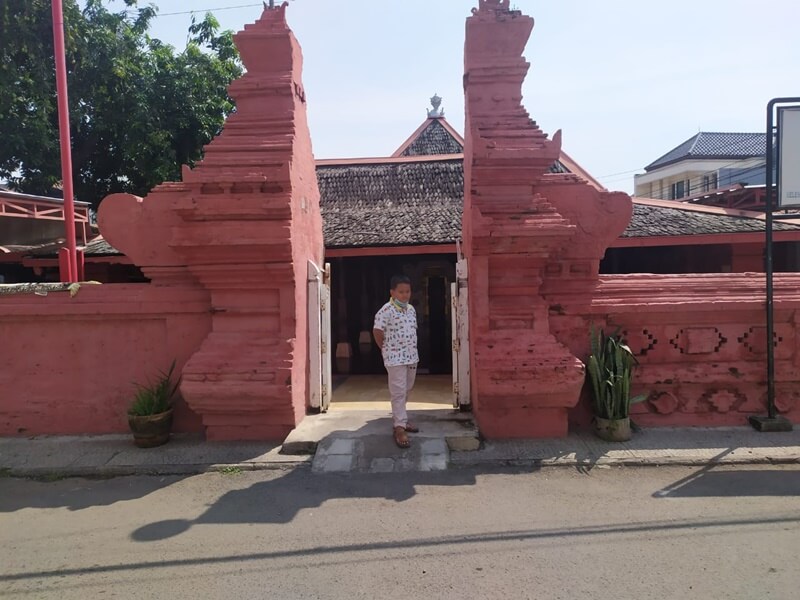 pintu masuk masjid merah