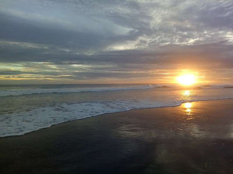 indahnya sunset di pantai mandiri
