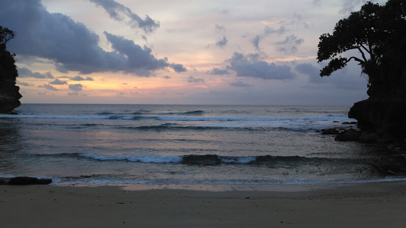 cantiknya sunset di pantai mrutu